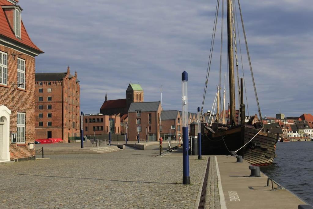 Dock 07 - Modernes 4 Sterne-Ferienapartment Direkt Am Hafen Wißmar エクステリア 写真